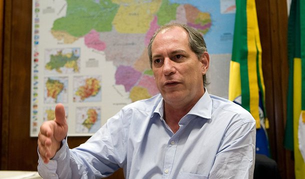 "Eduardo tem mais coisa na cabeça do que Aécio"