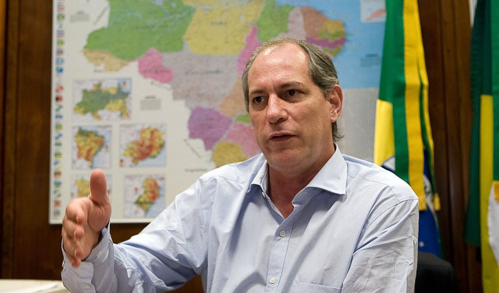 "Eduardo tem mais coisa na cabeça do que Aécio"