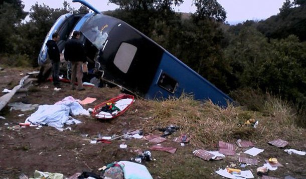 Ônibus cai em ribanceira e morrem 10 no Paraná