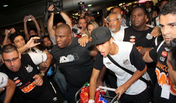 Após derrota, Santos causa alvoroço ao chegar ao Brasil