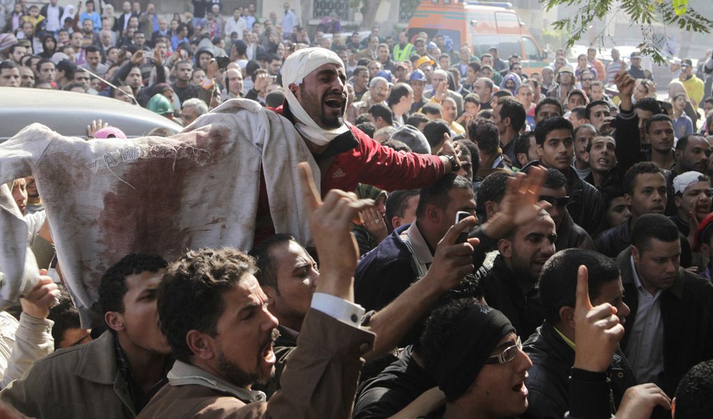 Soldados matam 3 manifestantes em praça do Cairo