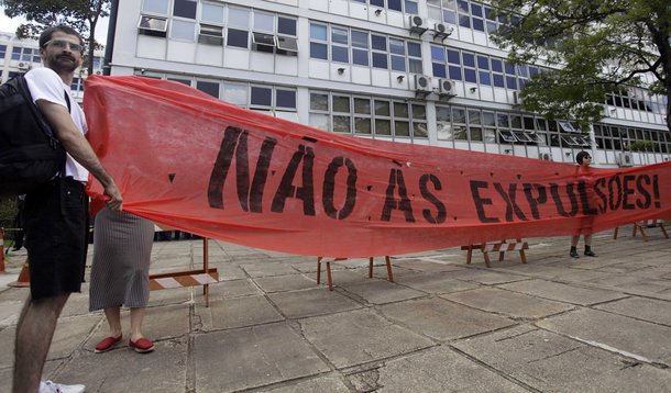 Alunos da USP fazem protesto contra expulsão de colegas