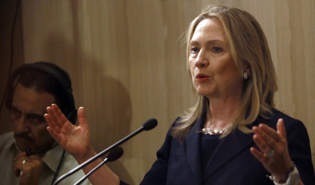 Hillary pede defesa dos direitos de todos no Egito