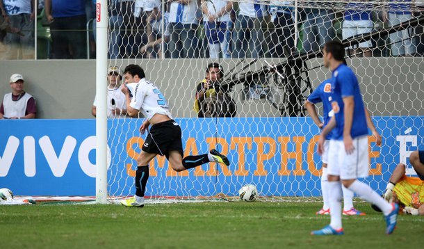 Nas estreias de Elano e Borges, Grêmio vence o Cruzeiro