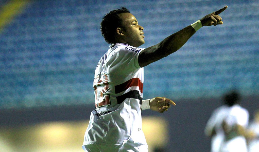 Fernandinho sai do banco e vence o jogo para o São Paulo