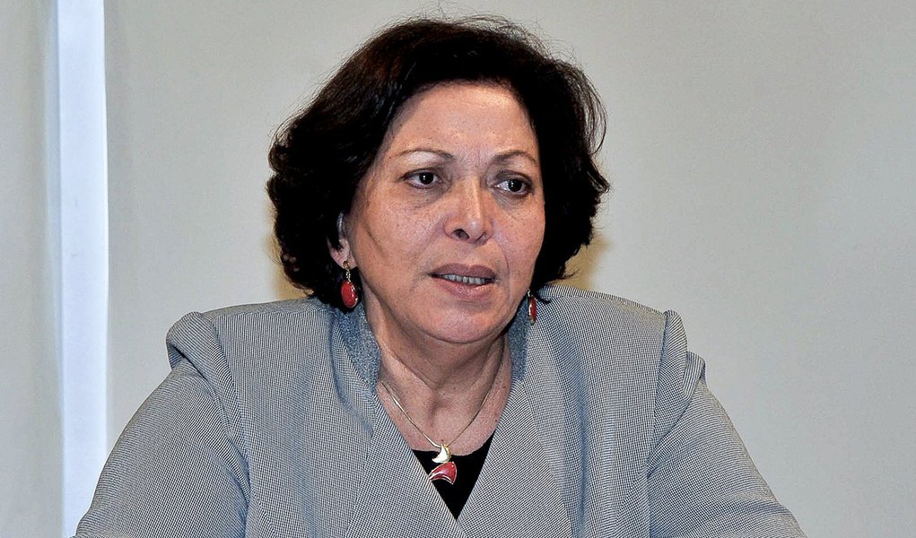 Em baixa, Ideli cai na rede de denúncias