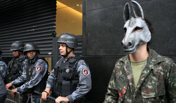 Cerco a Clube Militar causa tumulto no centro do Rio