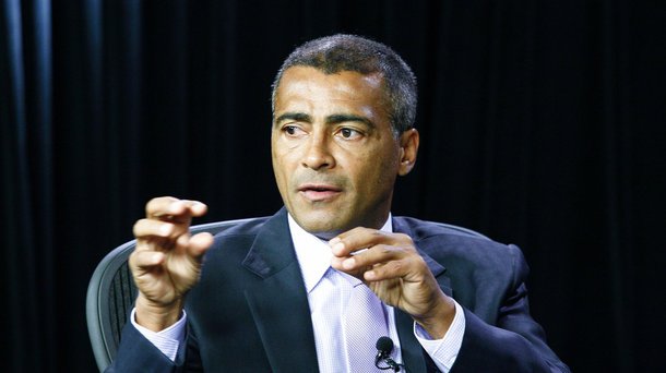 Romário começa a coletar assinaturas para CPI sobre CBF