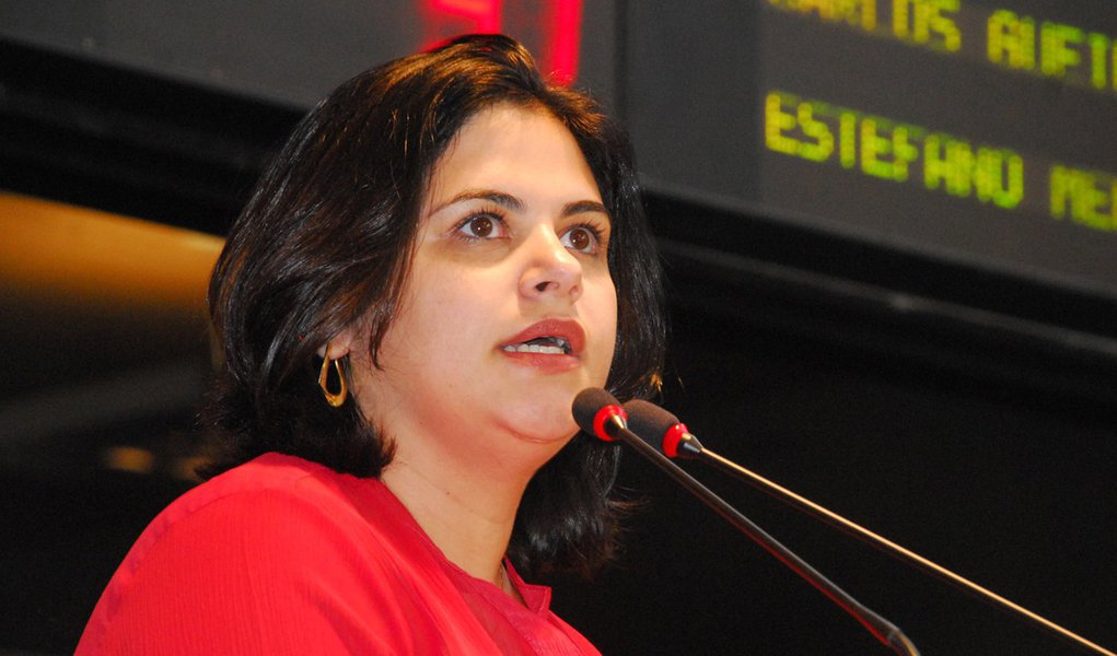 Priscila oficializa denúncia de campanha antecipada