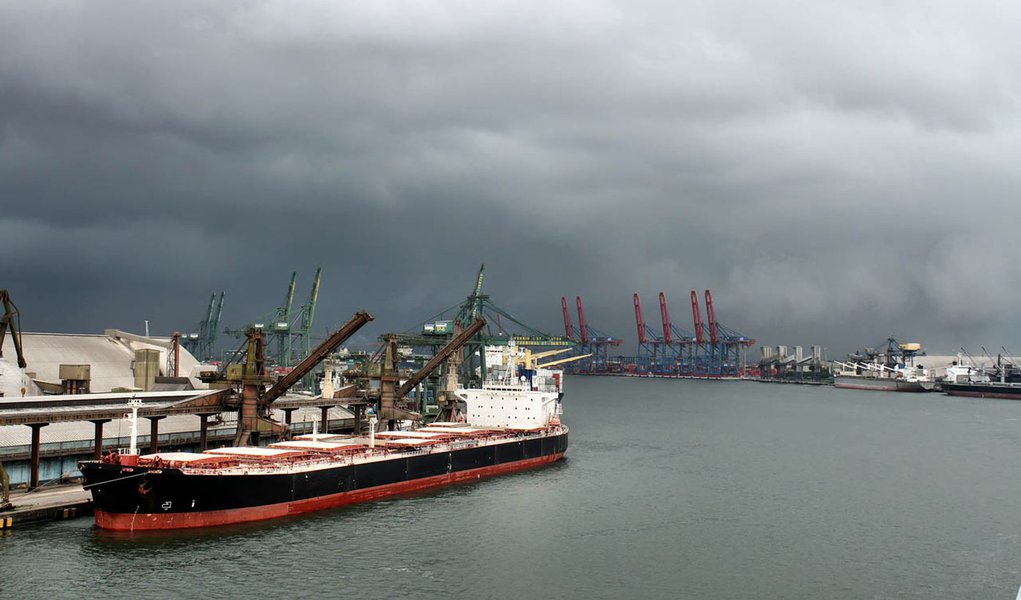 Balança comercial tem pior novembro em 12 anos