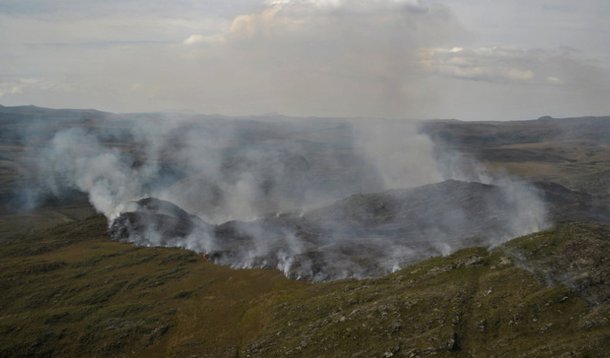 Bombeiros controlam fogo na Serra do Cipó
