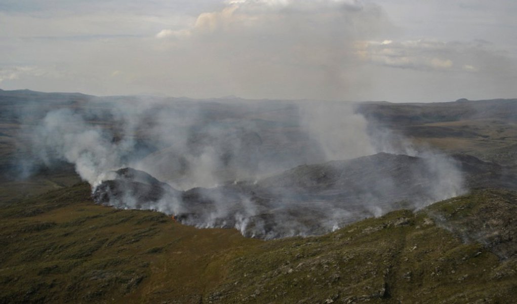 Bombeiros controlam fogo na Serra do Cipó