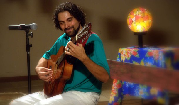 Teatro Sesi tem recital de viola gratuito com Victor Batista