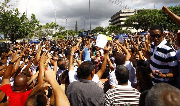 Professores mantêm greve