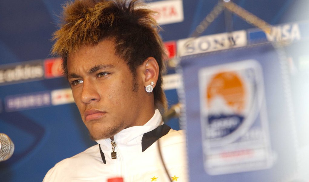 Neymar mostra-se maduro em coletiva da FIFA no Japão 