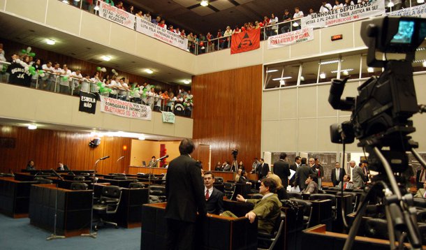 Deputados aprovam fim do 14º e 15º salários