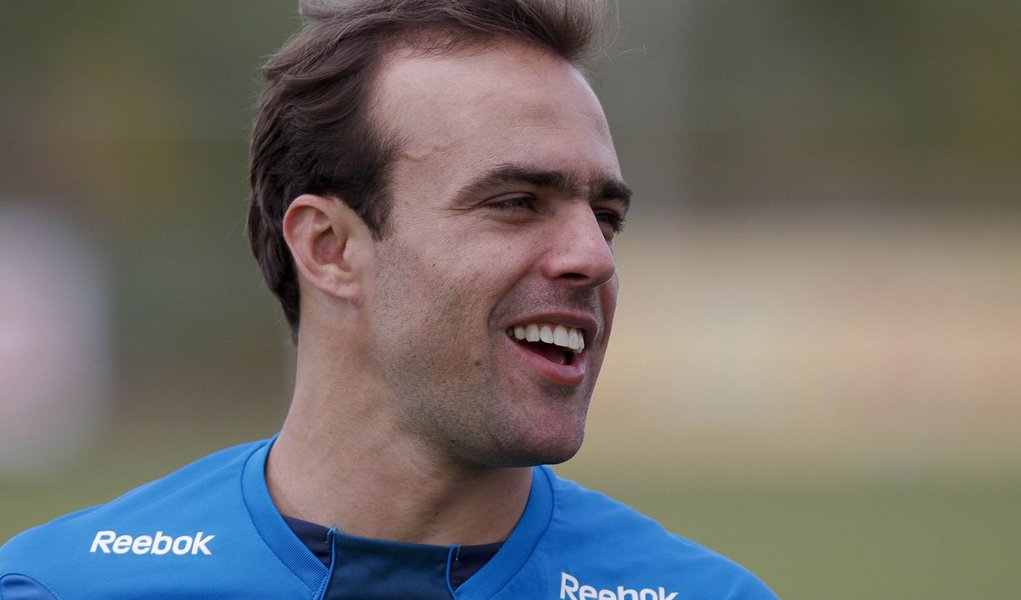 Roger, ex-Cruzeiro, pendura a chuteira e vira empresário