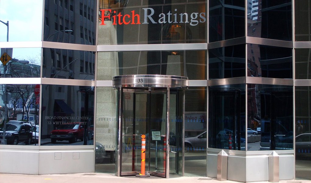 Fitch rebaixa nota de sete antigos superbancos 