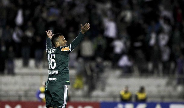 Vitória no final mantém Palmeiras na briga pela liderança
