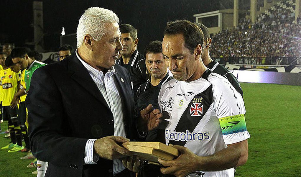 Edmundo faz 2 em sua despedida e Vasco goleia por 9 a 1