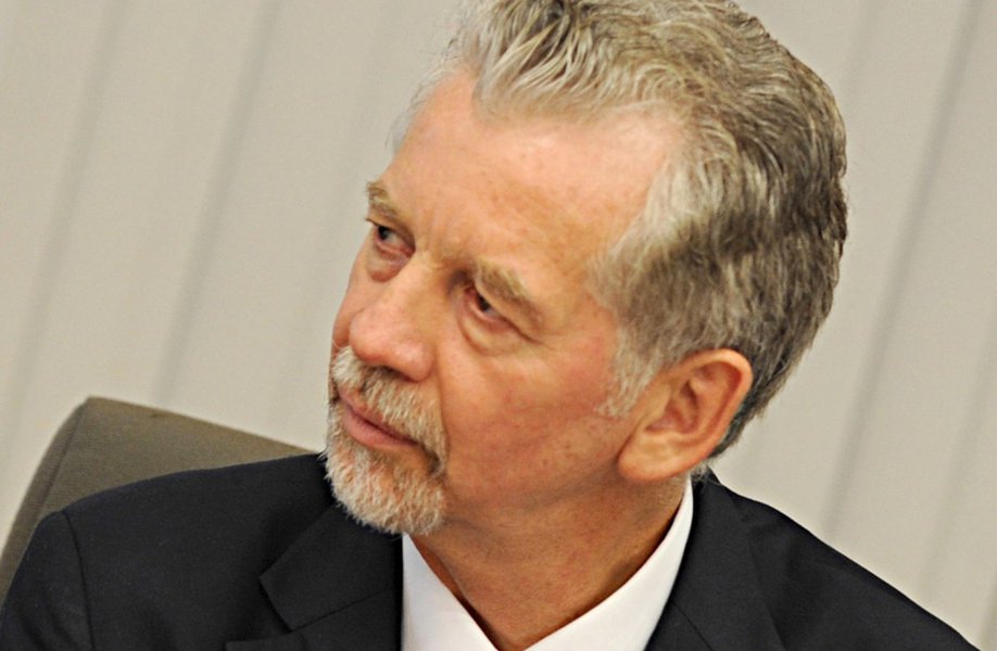 Prefeito afasta servidores por suspeita de fraude