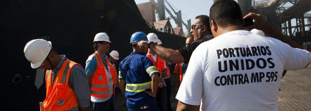 Estivadores suspendem greve no Porto de Santos