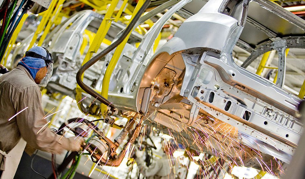 Economia cresce acima do esperado