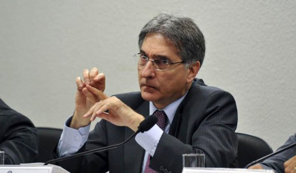 Conselho de Ética pede explicações a Pimentel