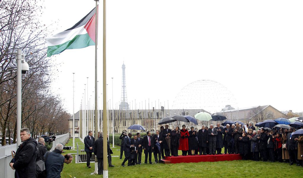 Bandeira palestina é hasteada na ONU pela primeira vez