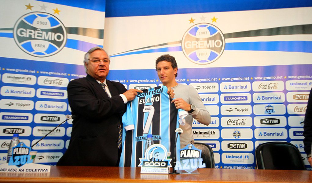 Elano chega ao Grêmio e ganha a 7, de Renato Gaúcho