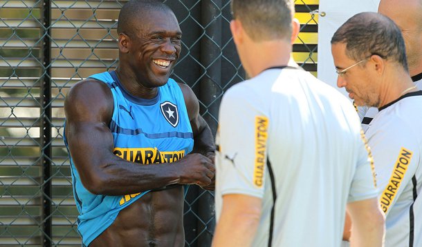 Boa forma de Seedorf surpreende no primeiro treino pelo Botafogo