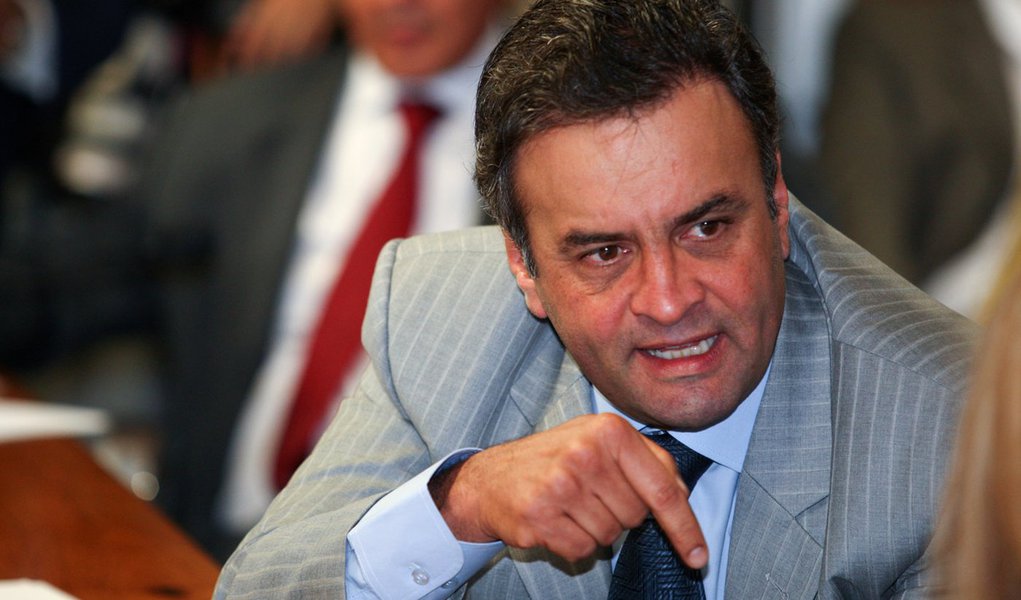 Aécio acusa Planalto de enfraquecer estados