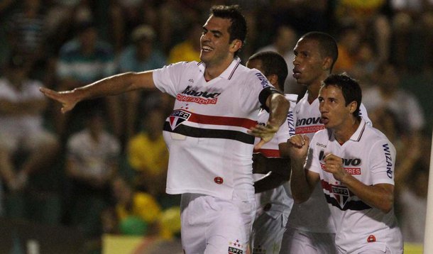 São Paulo vence Mirassol e assume a liderança do Paulista