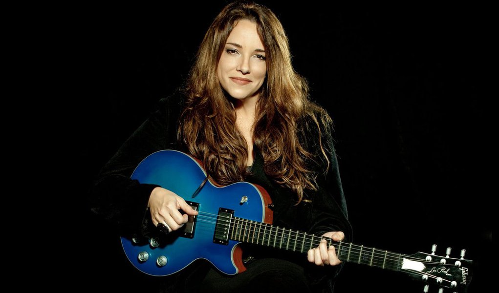 Novo clipe de Ana Carolina exibe romance lésbico