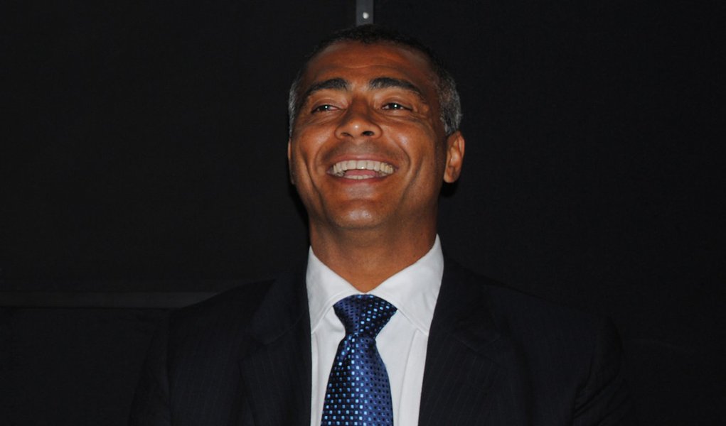 Romário celebra queda de Mano da seleção