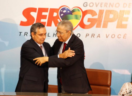 Imagem marcante: abraço de Amorim em Déda foi cheio de constrangimento