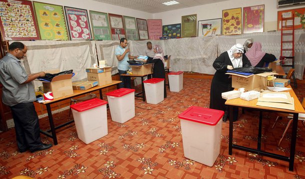 Na véspera de eleições livres, rebeldes líbios fecham refinarias