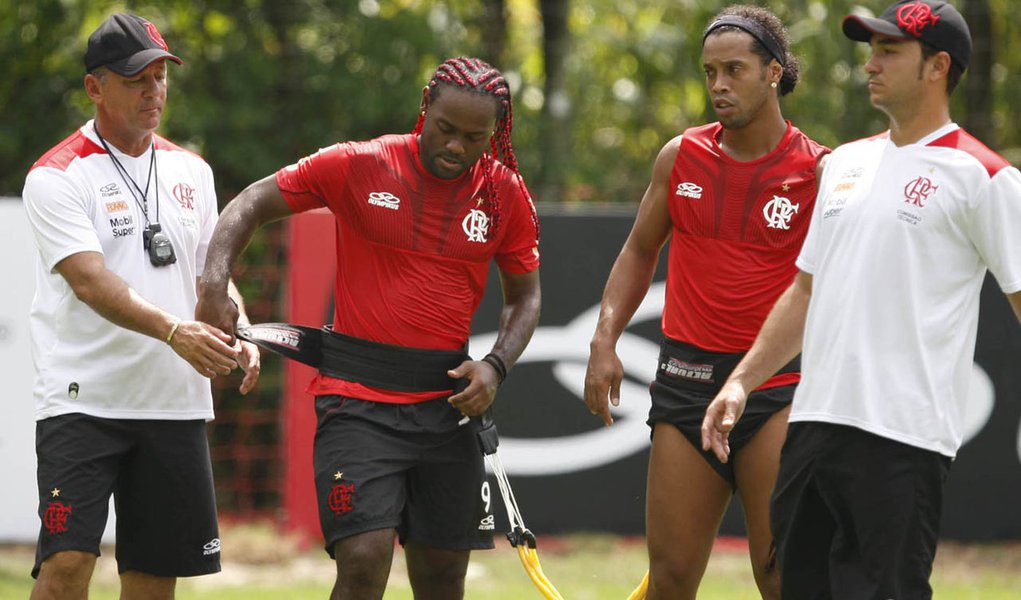 Jogadores ignoram cartilha de boa conduta no Flamengo