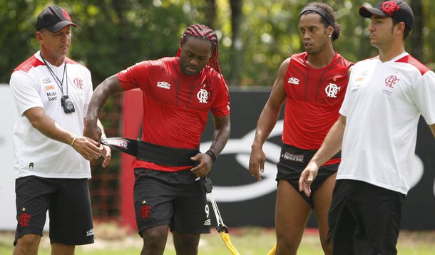 Jogadores ignoram cartilha de boa conduta no Flamengo