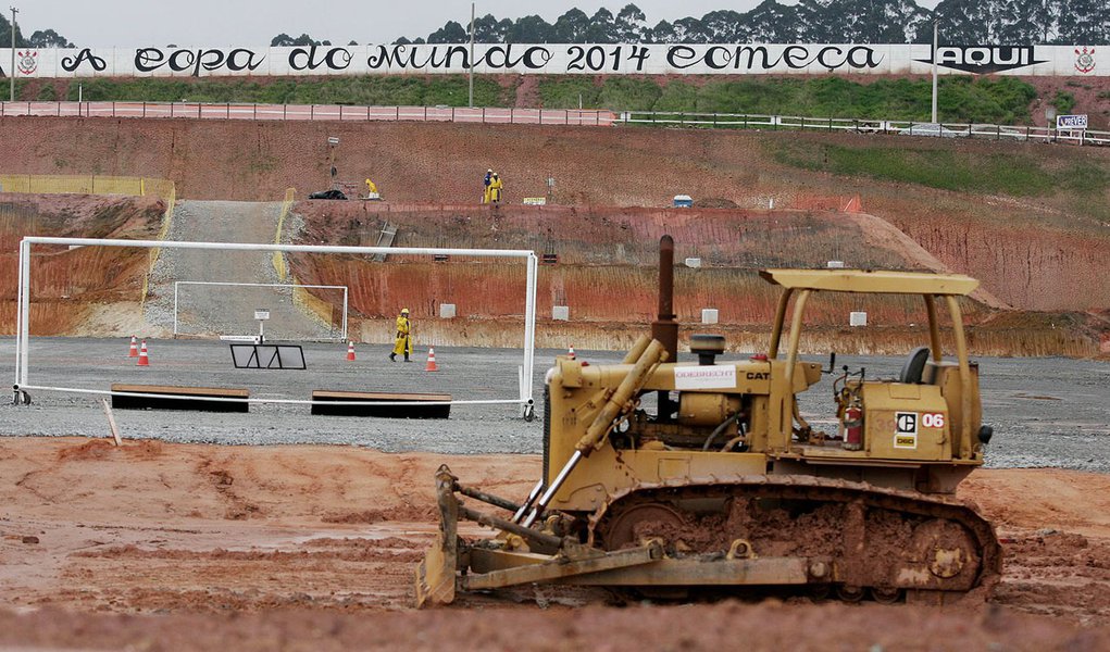 Pressa em obras dos estádios torna trabalho precário