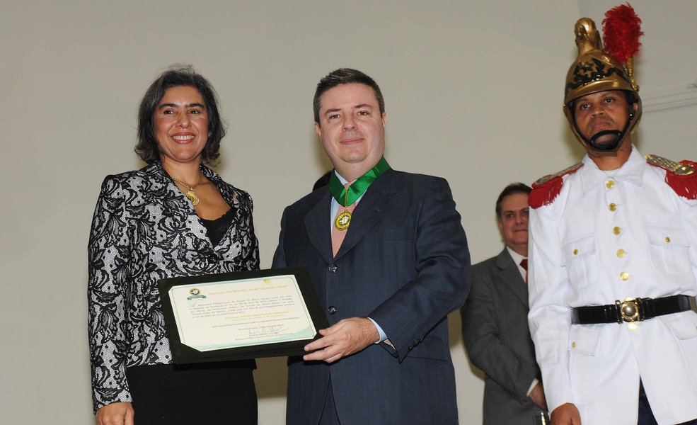Anastasia recebe medalha da Defensoria Pública