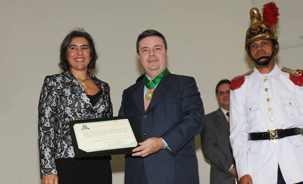 Anastasia recebe medalha da Defensoria Pública