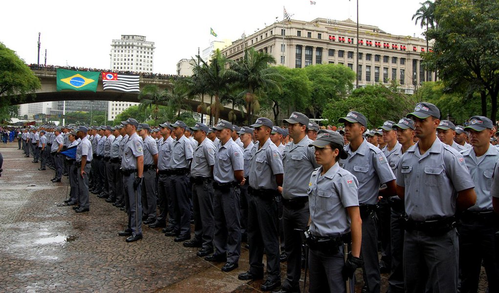 PM de SP retira das ruas 3 mil policiais em quatro anos