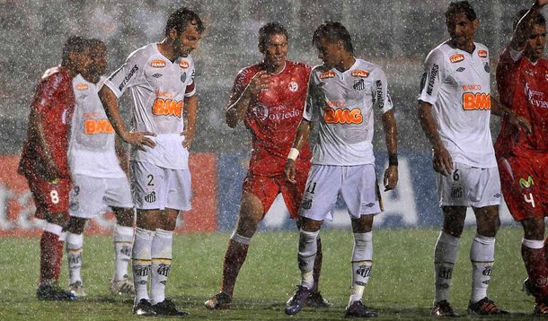 Santos vence no Pacaembu e assume liderança do Grupo 1