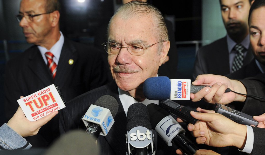 Sarney diz que situação de Demóstenes "é bem desfavorável"