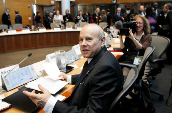 Mantega defende política monetária do BC