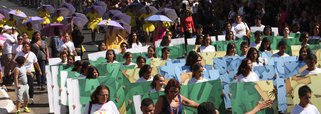 Aparecida celebra 91 anos com megabolo e desfile