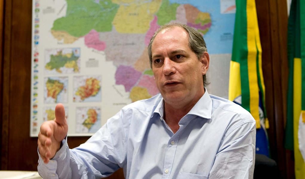 Ciro Gomes dispara contra Aécio Neves e PT