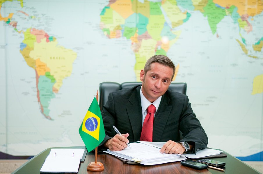 Pimentel demite, mas Dilma recontrata