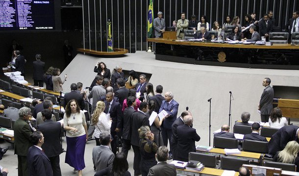 Deputados aumentam em 30% a verba de gabinete
